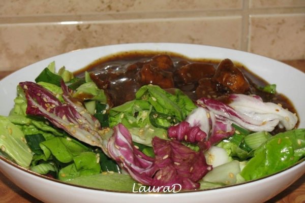 Porc chinezesc si salata cu susan