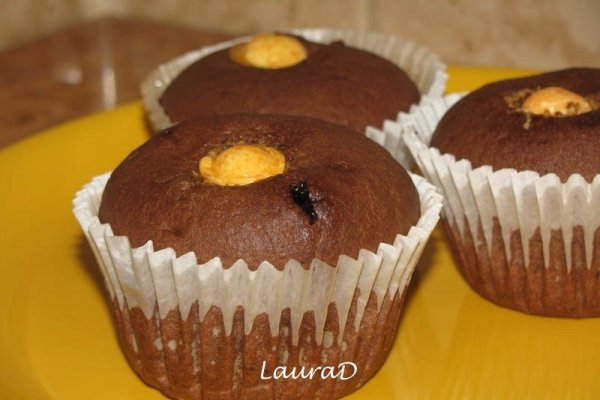 Briose cu doua tipuri de ciocolata si bomboane crocante