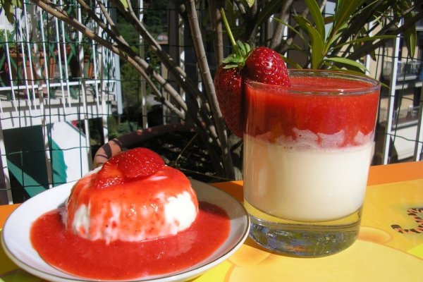 Panna cotta cu sos de capsuni