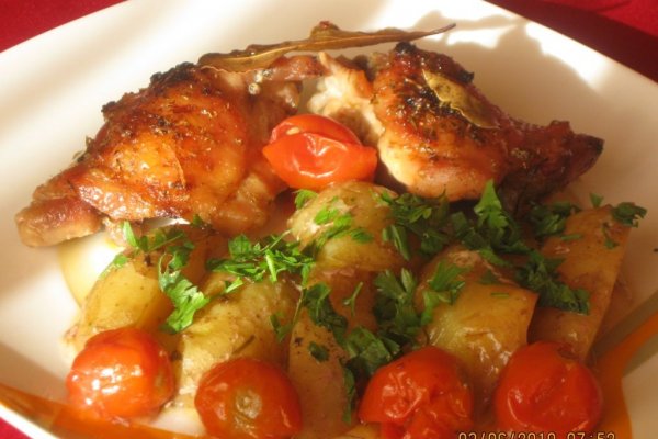 Pulpe de pui cu cartofi noi la cuptor