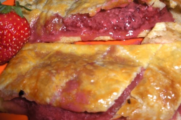 Foietaje simple cu cremã de cãpsuni (Folhadinhos de Morangos)