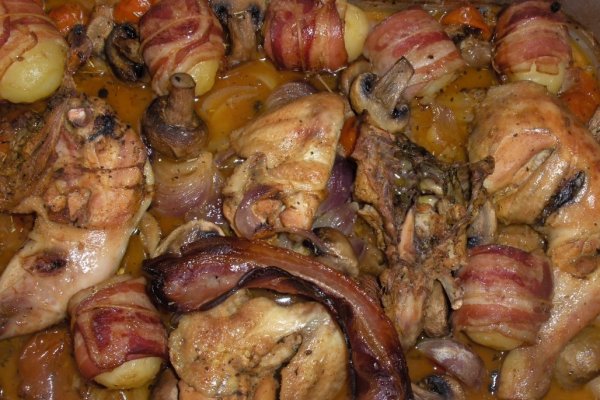 Pui îmbãtat cu bere si cartofii noi înveliti în bacon la cuptor