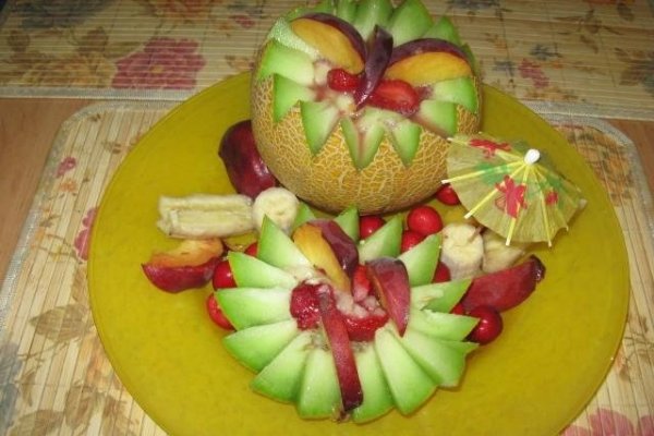 Salata de fructe in cupe de pepene galben
