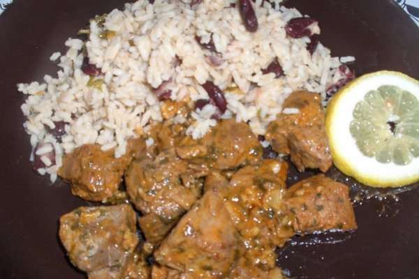 Bucãti marinate cu orez de fasole (Rojões com arroz de feijão)