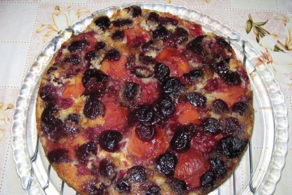 Prajitura rasturnata cu cirese si piersici