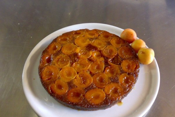 Tarta rasturnata cu caise caramelate