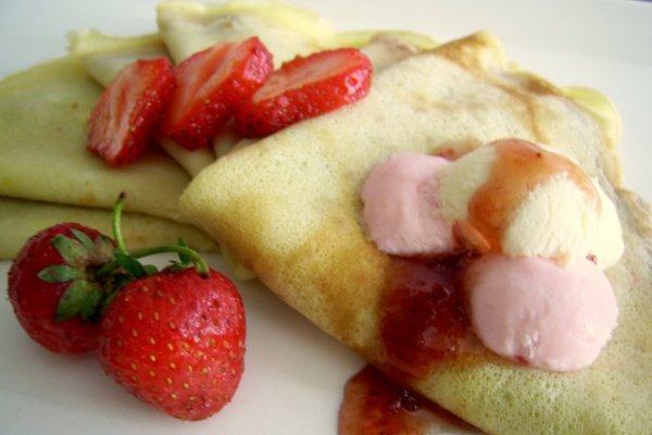 Clatite fragede  cu gem de capsuni