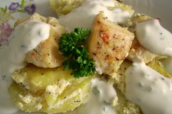 Piept de pui cu cartofi si smantana la cuptor