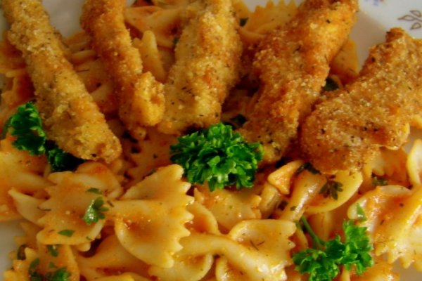 Farfale in sos, cu piept de pui crocant