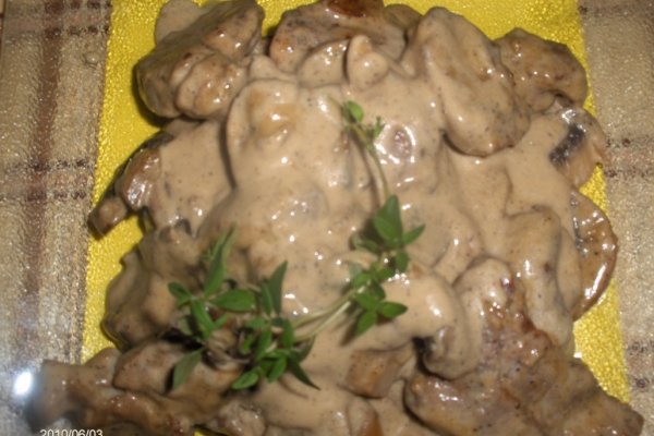 Snitele cu sos de smântânã si ciuperci(Bifinhos c/cogumelos)