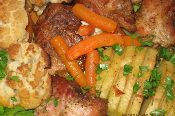 Cuburi de pulpa de porc cu legume la cuptor