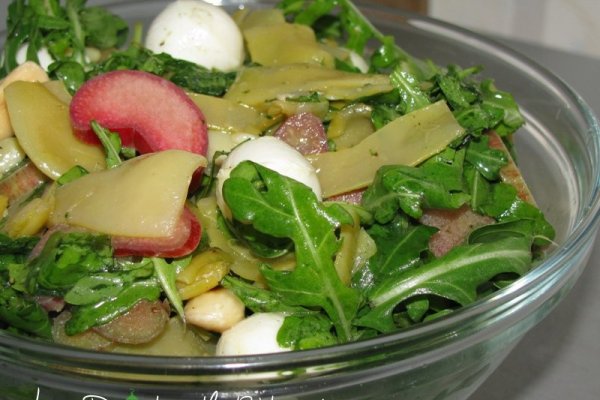 Salata cu fasole galbena pastai, rubarba, migdale si rucola