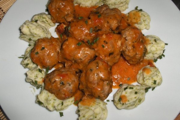 Chiftele aromate in sos de rosii  cu piure de broccoli (Almôndegas com puré de brócolos)