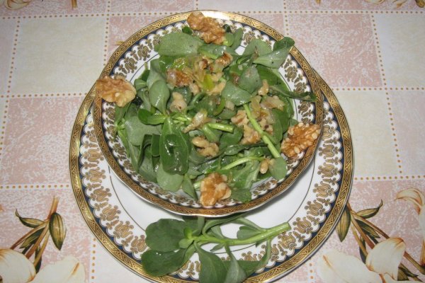 Salata de laptuci cu ceapa verde si nuci