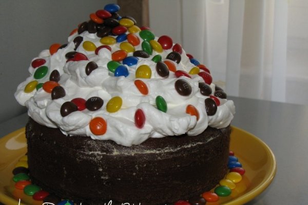 Chec cu frisca si bomboane M&Ms