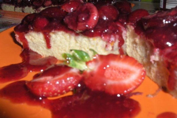 Prãjiturã de cirese si rãchitele (Bolo de cerejas e uva do monte)