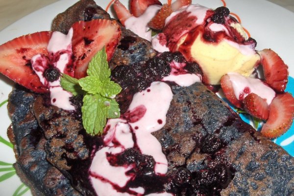 Clãtite de afine cu mousse de cãpsuni (Crepes de mirtilos recheados c/ mousse de morangos)