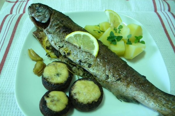 Pastrav cu ierburi proaspete la cuptor