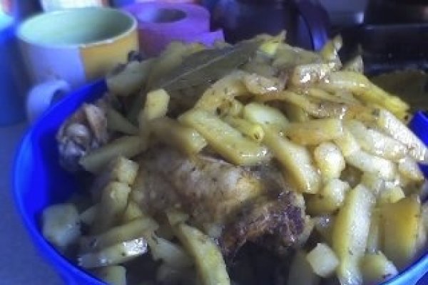 Pui la cuptor cu cartofi