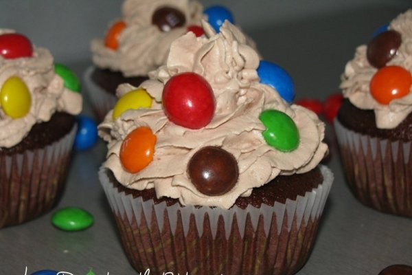 Briose de ciocolata cu cocos si mot de frisca cu ciocolata si bomboane M&Ms