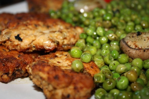 Chiftelute de pui cu ciuperci si garnitura de mazare