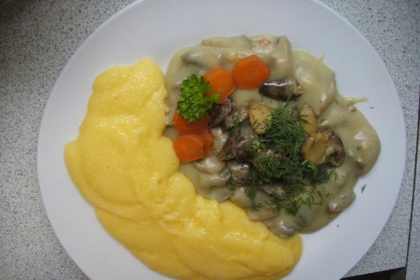 Ciulama de ciuperci cu inimioare si pipote de pui si garnitura de mamaliguta