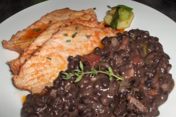 Muschi la cuptor cu garniturã de fasole neagrã si bacon (Lombo à Brasileira com  feijão preto)