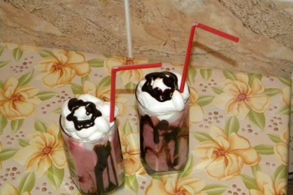 Milkshake cu capsuni si inghetata de fructe de padure
