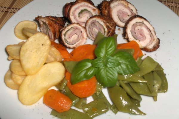 Rulouri de curcan cu bacon si menta