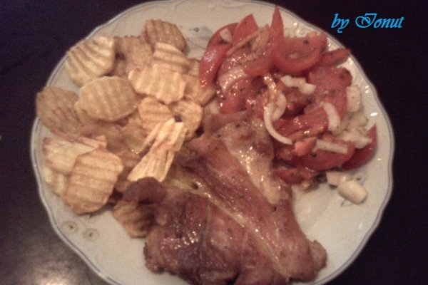 Friptura de porc cu cartofi prajiti si salata