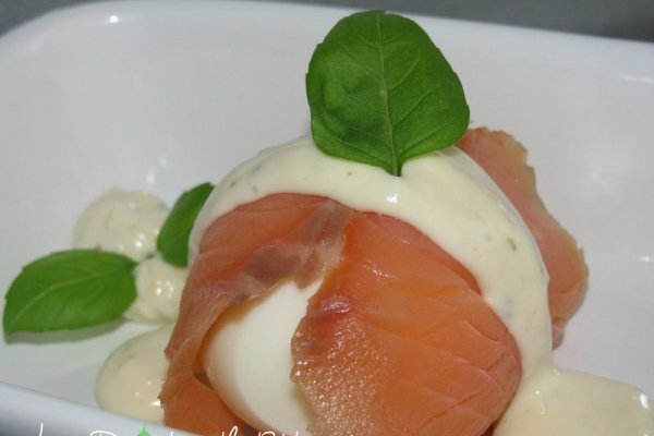 Ou invelit in somon afumat si sos de branza