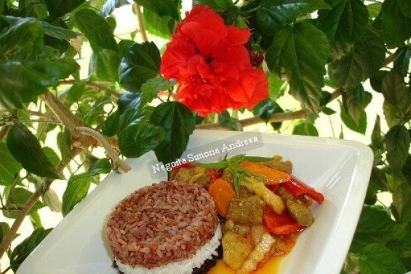 Vita cu sos thai red si orez arlechino