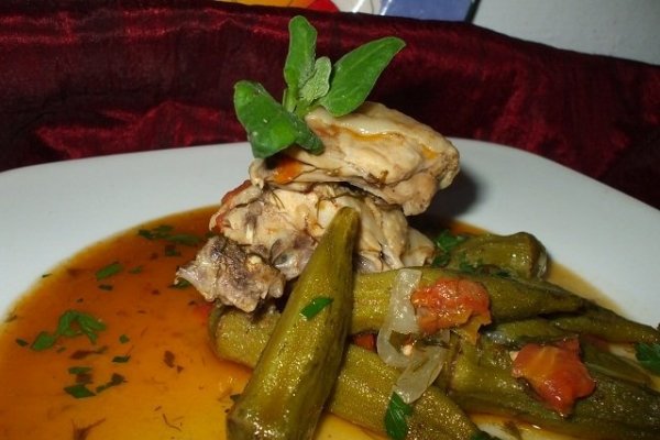 Mancare de bame cu carne de pui