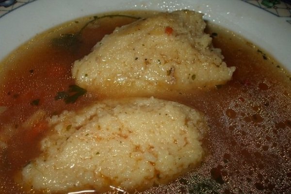 Supa de rosii cu oase garf si galuste