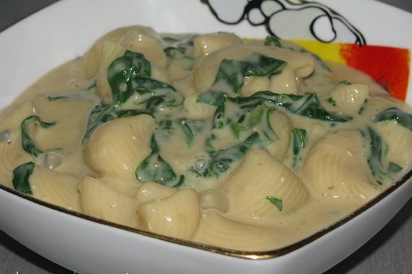 Paste cu sos cremos de branza albastra si spanac