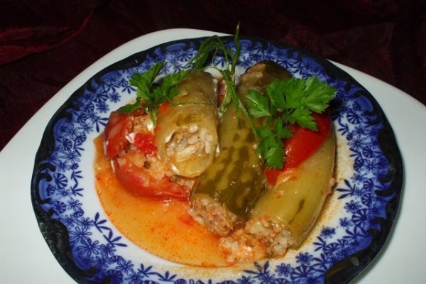 Castraveti si rosii cu umplutura de manzat
