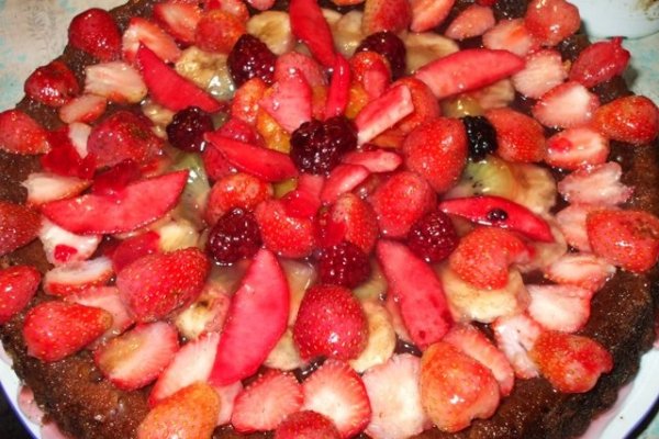 Tarta cu capsuni si blat de alune