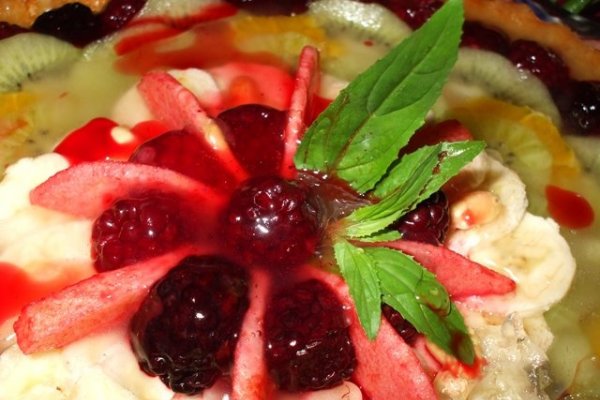 Tarta cu blat pandispan, fructe asortate si alune