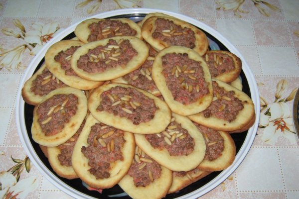 “Sfiha” sau  “Lahm bi’ajin”-Placinte  cu carne –specific tarilor arabe