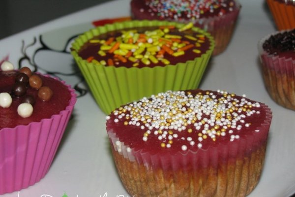 Briose cu visine si glazura roz