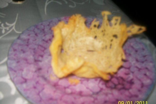 Cosulete din Parmezan umplute cu rosii cherry si branza de capra