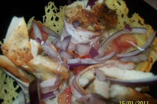 Cosulete din parmezan cu piept de pui si bacon