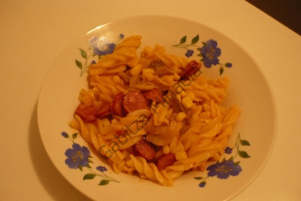 Paste cu cabanosi si sos de rosii