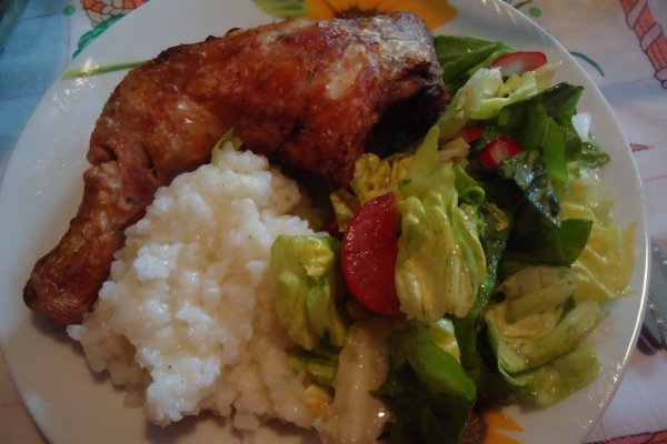 Pulpa de pui cu garnitura de orez si salata