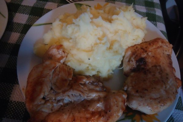 Piept de pui cu piure de cartofi si salata