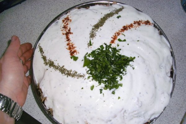 Fatteh-Pui cu orez in iaurt usturoiat pe pat de lipie