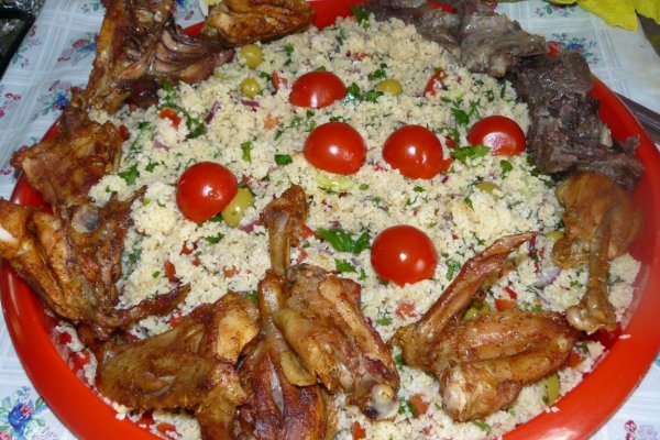 Cuşcuş cu friptură de pui şi salata verde