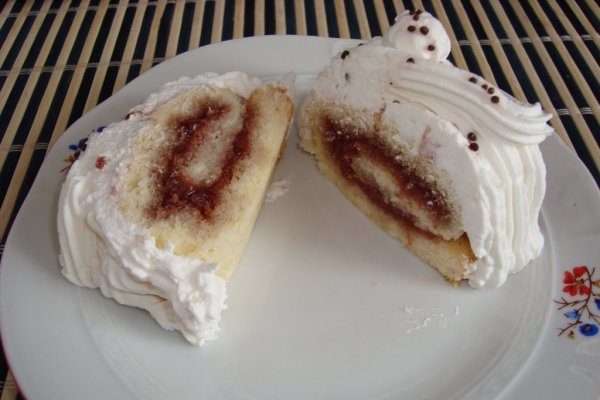 Rulada cu frisca si gem de capsuni