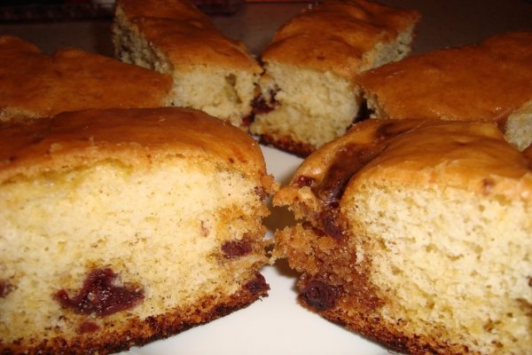 Pandispan cu visine caramelizate