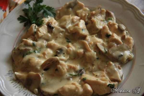 Piept de pui cu ciuperci si smantana